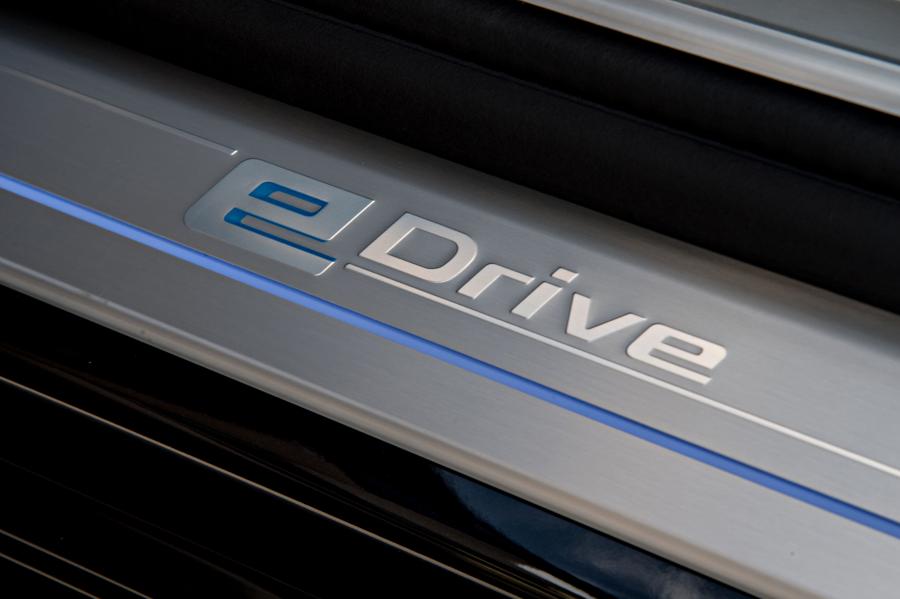 Логотип BMW 740Le xDrive (G12) 2015 года  (WW) (фото 32 из 41)